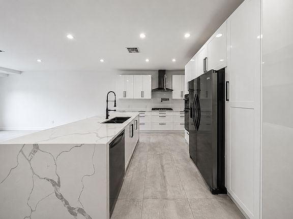 2nd image of 420 E Park Ave #1