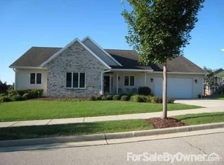 2717 River Ridge Dr, Waukesha, WI 53189