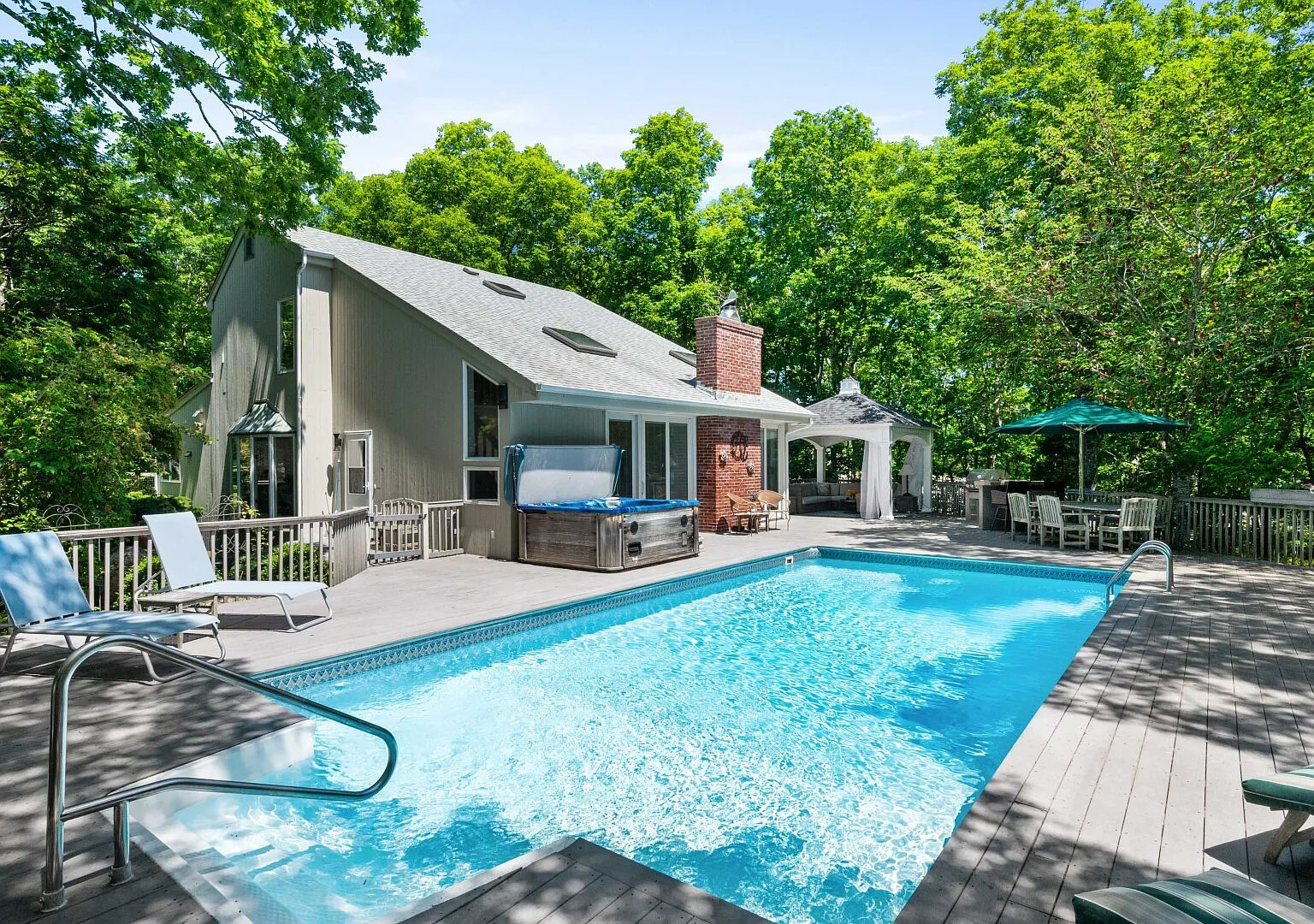 Gorgeous Garden Home with secluded and heated pool, quiet getaway — Photo 1