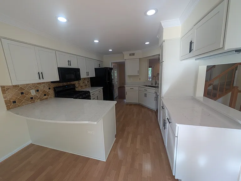 11908 Matthews Ct — Photo 6