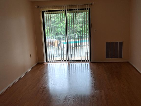 5th image of 1936 Blackstone Dr #36