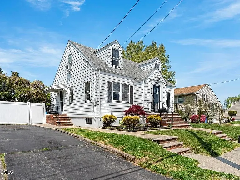 585 Bamford Ave — Photo 17