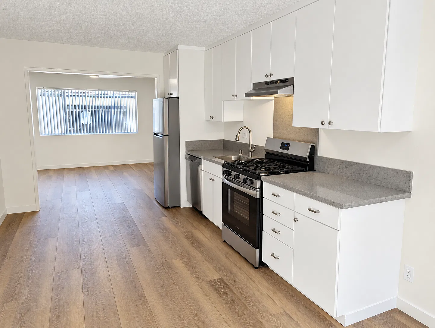 153 S Hayworth Ave — Photo 3