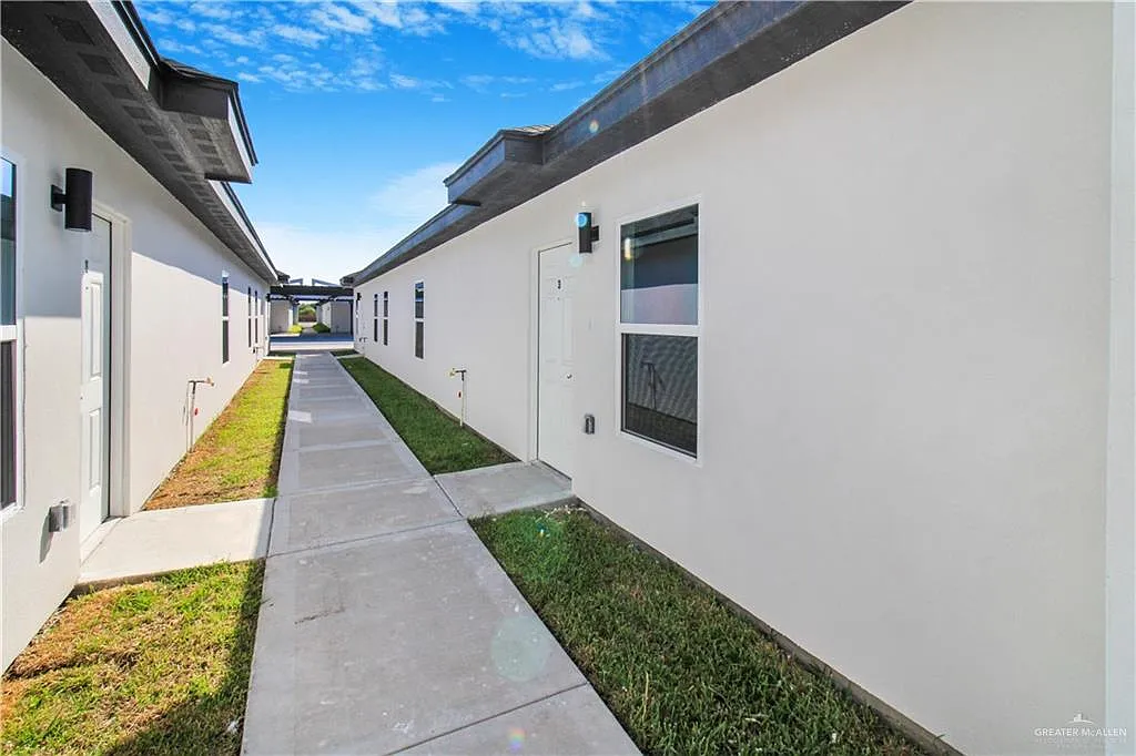 3 bed, 2.0 bath, 1083 sqft, $1,300 — Photo 1