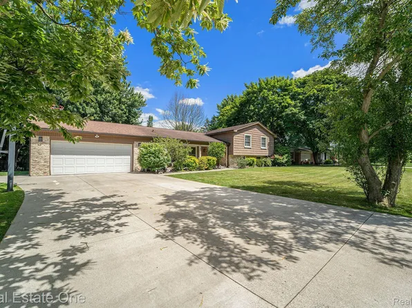 7435 Saint Auburn Dr, Bloomfield Hills, MI 48301