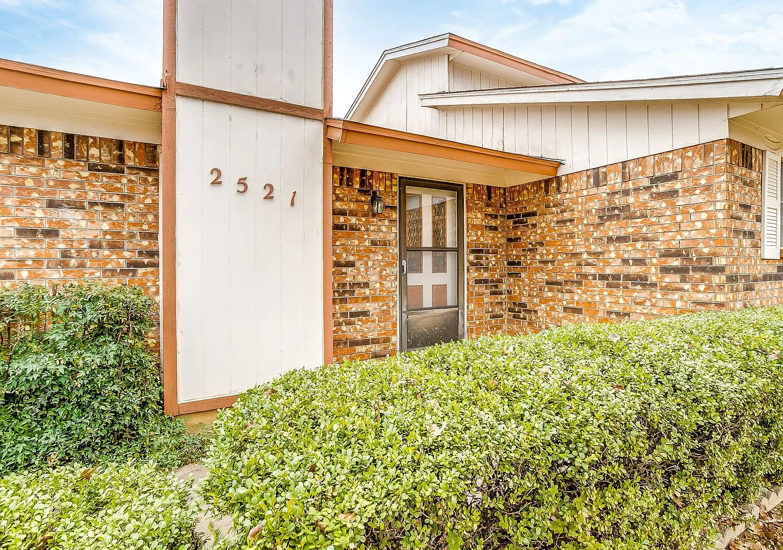 Great 2 Bedroom 1 Bath Half Duplex Ready in Arlington for New Tenants- 76015 — Photo 2