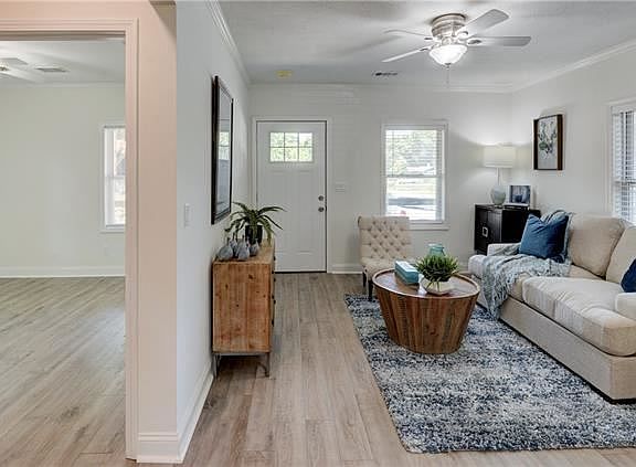 3rd image of 10119 E Lexington Ave