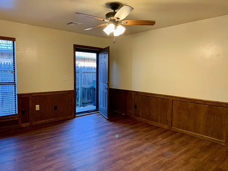 1419 Pickford Ln — Photo 6