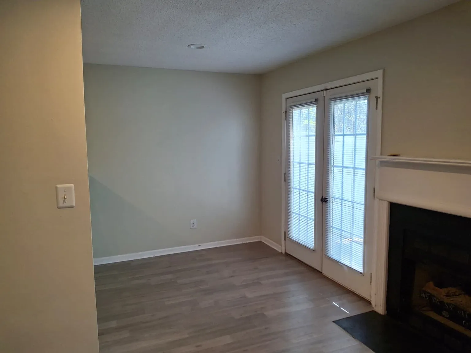 3 bed, 2.5 bath, 1200 sqft, $2,300 — Photo 3