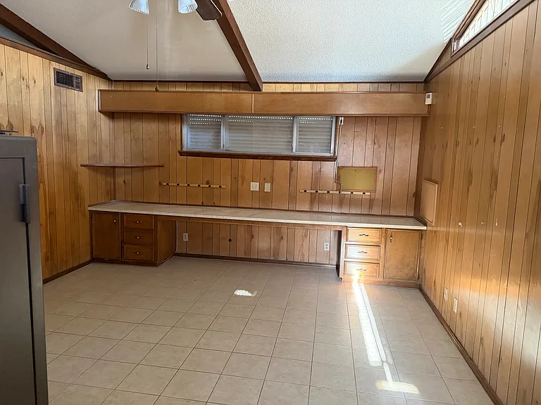 2628 Bothwell Rd — Photo 9
