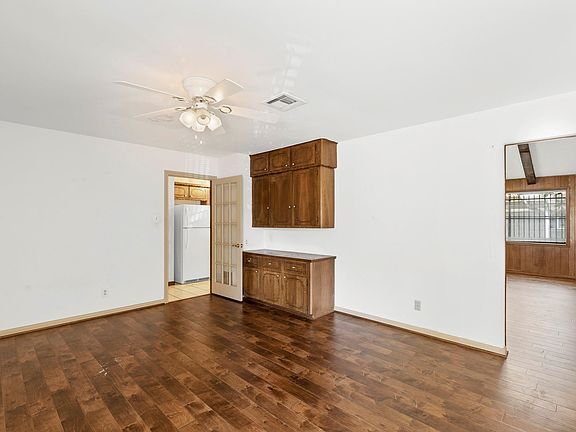 3rd image of 9106 Sharpview Dr