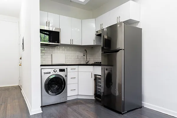 Rented by Avenues Real Estate | media 9