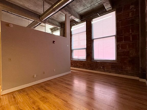 4th image of 321 W 7th St
