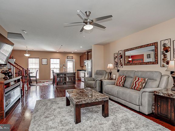 3rd image of 941 Basswood Dr
