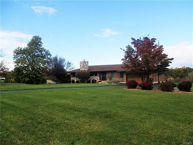 1st image of 10 Sand Hill Ln