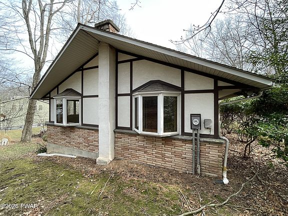 2nd image of 11 Meadowwood Cir W