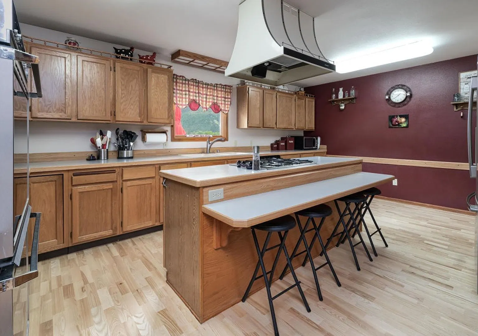 Large Corner Lot Home - 4 bed - 3 bath — Photo 3