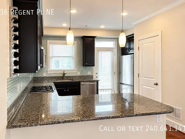 536 Regent Pl NE — Photo 4