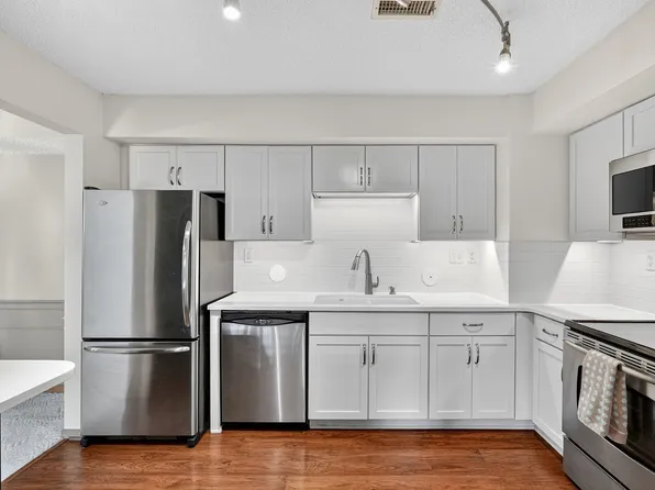 4323 Grand Ave APT 101, Des Moines, IA 50312