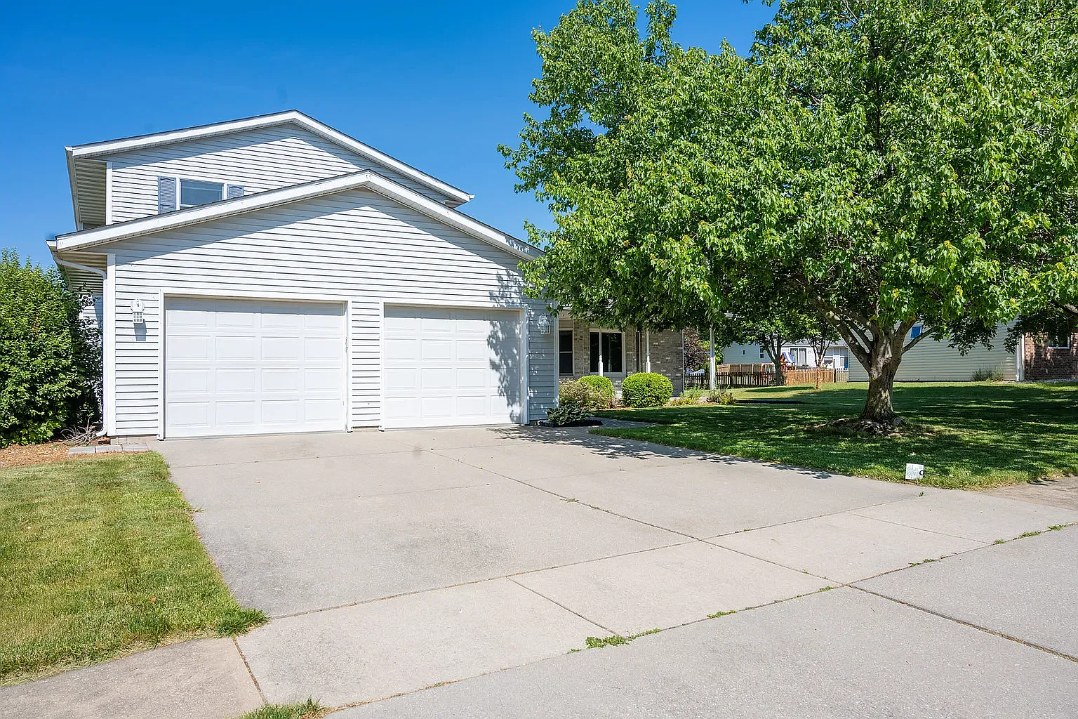 4 bed, 2400 sqft, $2,175 — Photo 3