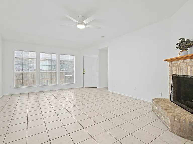 1011 Waterview Dr — Photo 5