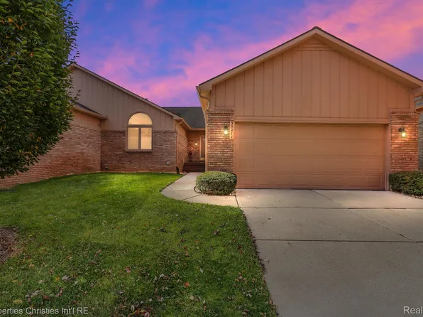 35211 White Pine Trl, Farmington, MI 48335