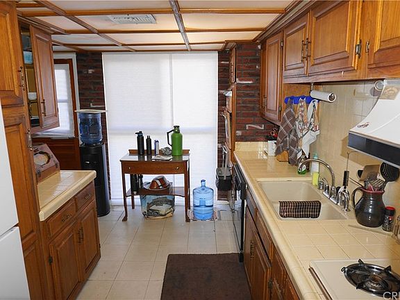 5th image of 22949 Arminta St