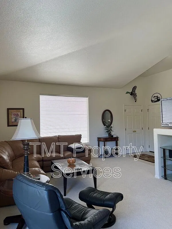 3 bed, 2.5 bath, 1705 sqft, $3,950 — Photo 2