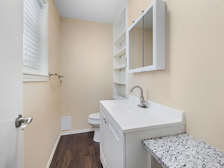 304 SE B St — Photo 15