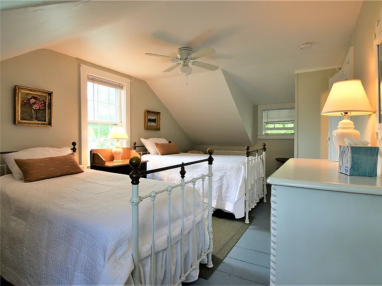 518 Third Beach Rd — Photo 16