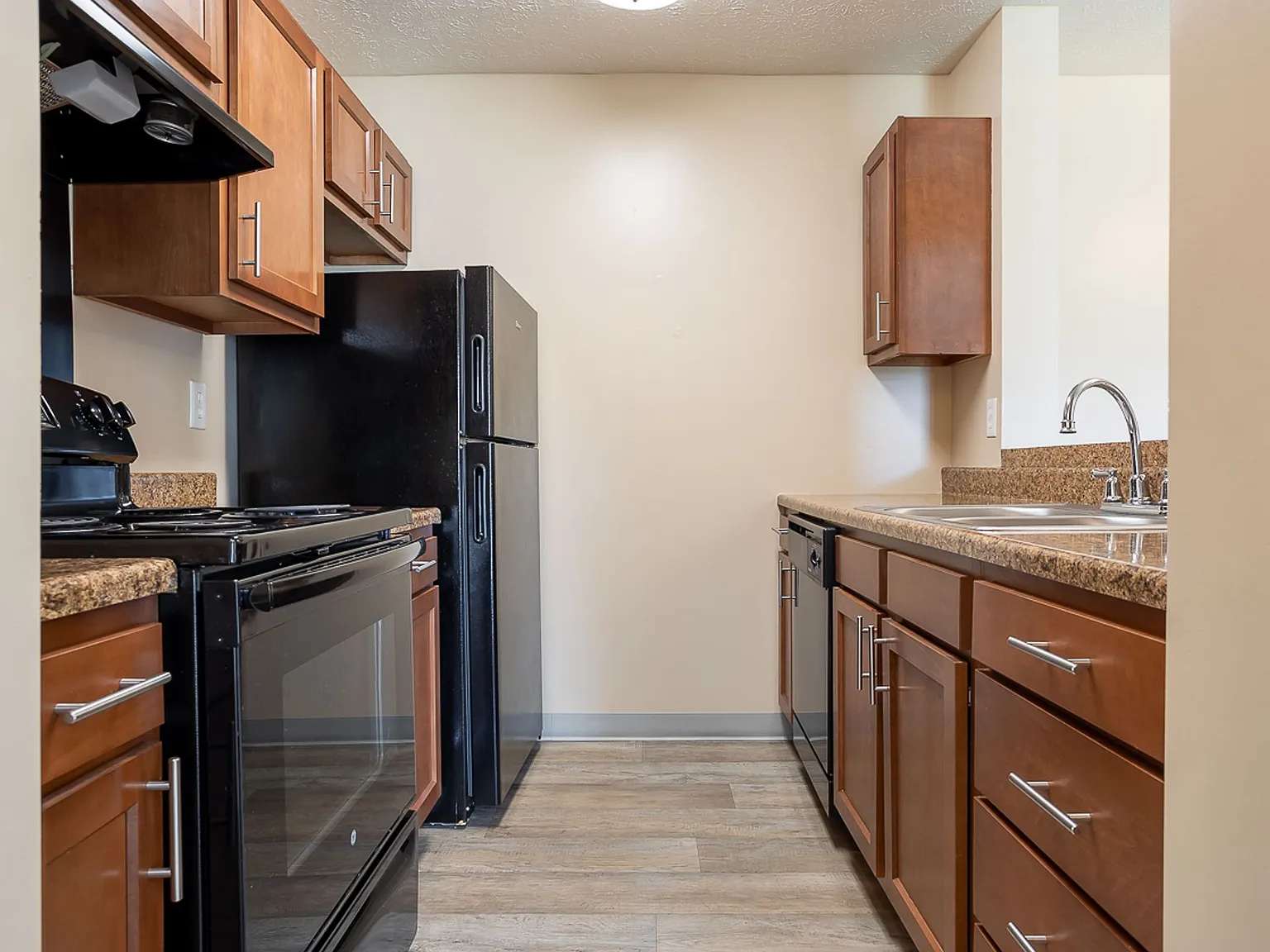 Walnut Manor Apartments — Photo 2