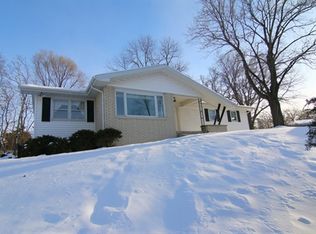 306 Crestview Ct, Portage, WI 53901