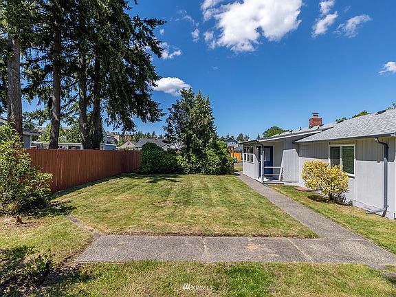 Large backyard perfect for summer BBQs. 