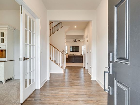 4th image of 825 Raintree Dr