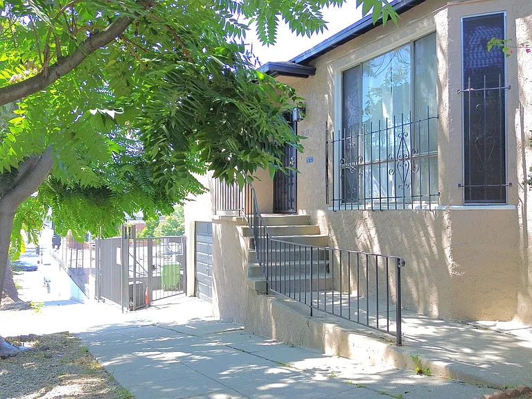 2421 Alcazar St — Photo 35