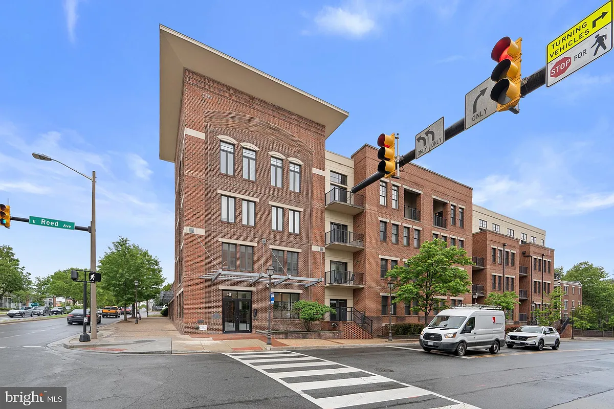Building Photo - 181 E Reed Ave #412