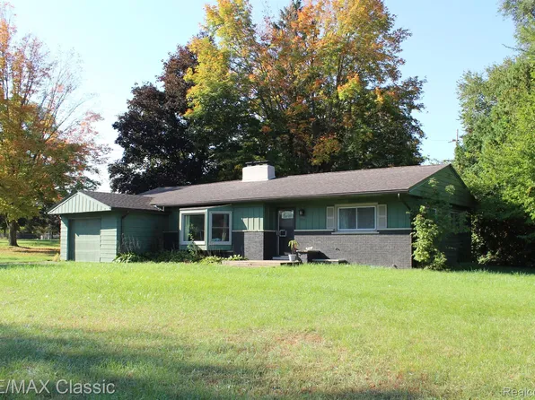 300 E Shore Dr, Whitmore Lake, MI 48189