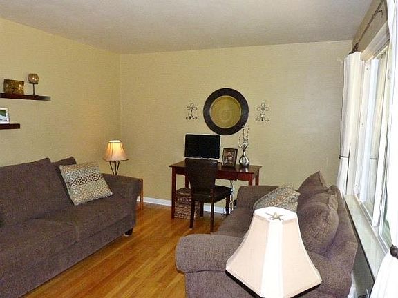 3rd image of 27405 Marilyn Dr