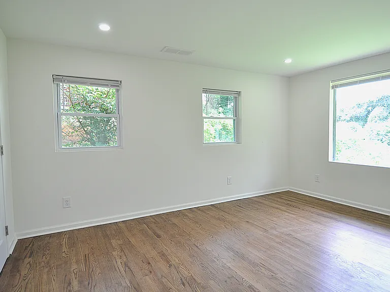 1742 Valencia Rd — Photo 9
