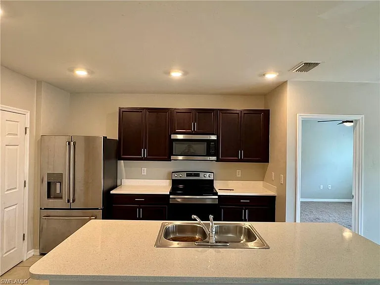 18661 Miami Blvd — Photo 5