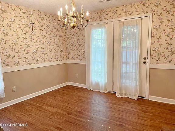 5th image of 404 Georgetown Court