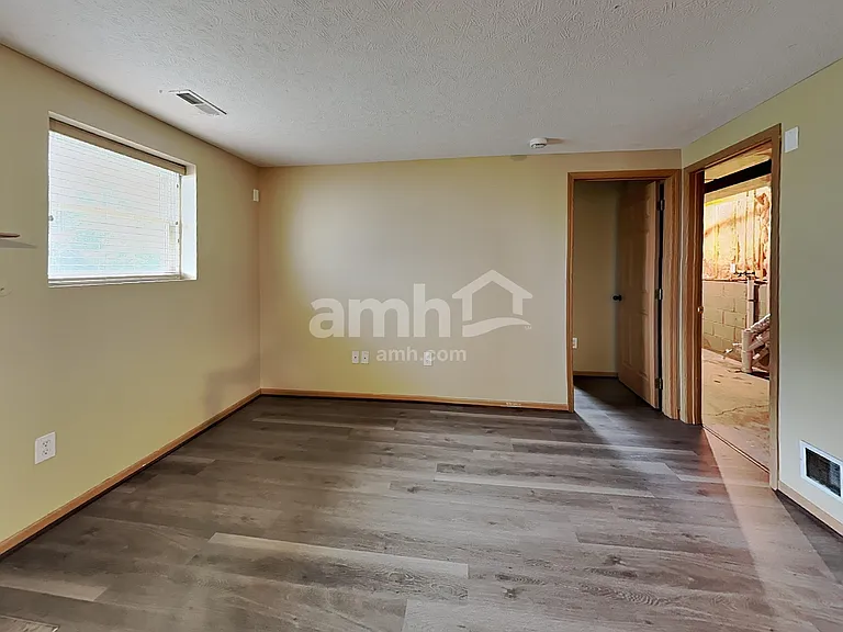949 Rowland Ave — Photo 9