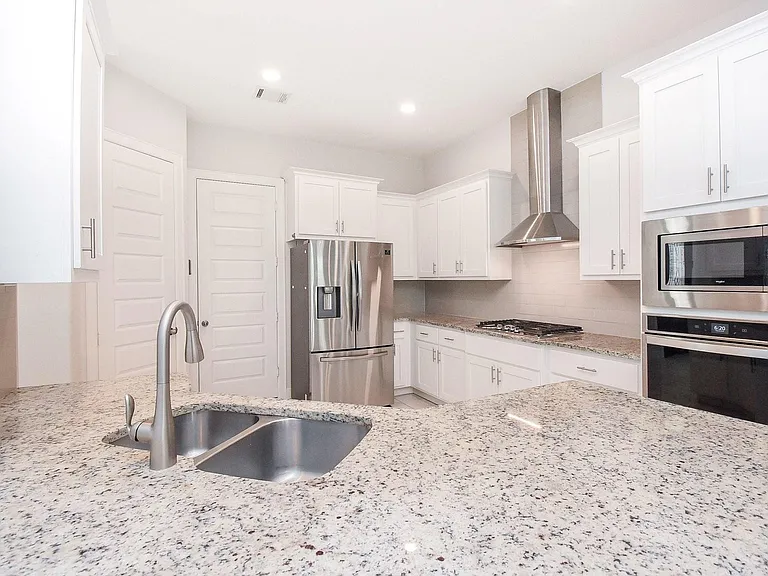 1122 Live Oak St — Photo 6