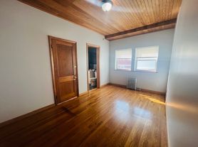 9 Rice St