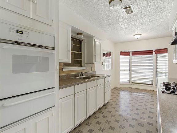 4th image of 8 Williamsburg Cir