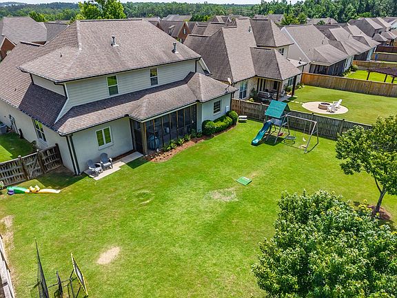 5th image of 332 Windsor Dr N