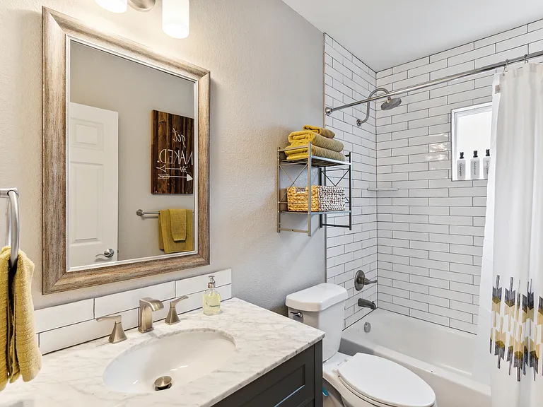 642 Meade St — Photo 8