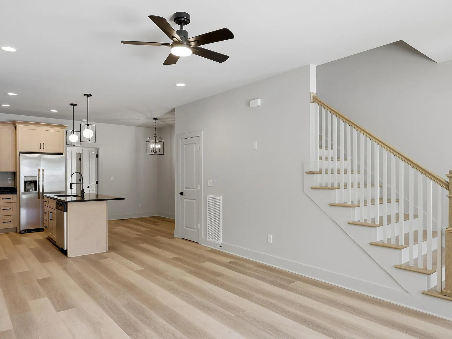 3 bed, 1450 sqft, $2,000 — Photo 4