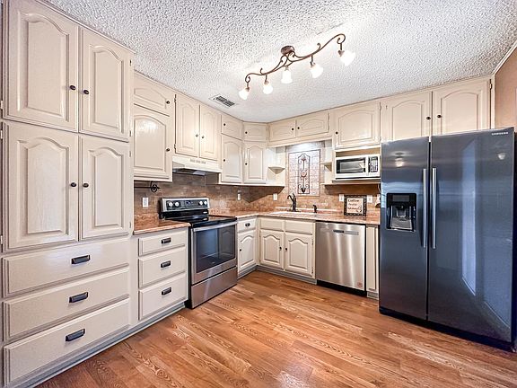 4th image of 2405 Bunker Hill Dr
