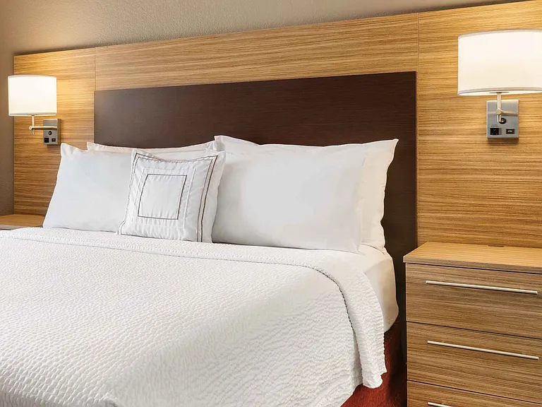 Deluxe Studio - 1 Queen Bed